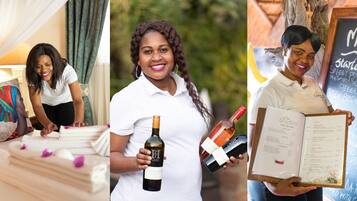 Una mujer con una camisa blanca sosteniendo una botella de vino, otra mujer con una camisa blanca sosteniendo una botella de vino, y una tercera mujer con una camisa blanca sosteniendo un menú.