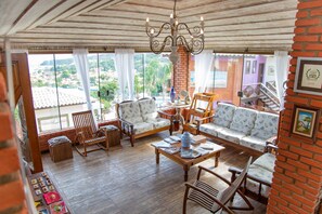 Coin salon dans le hall