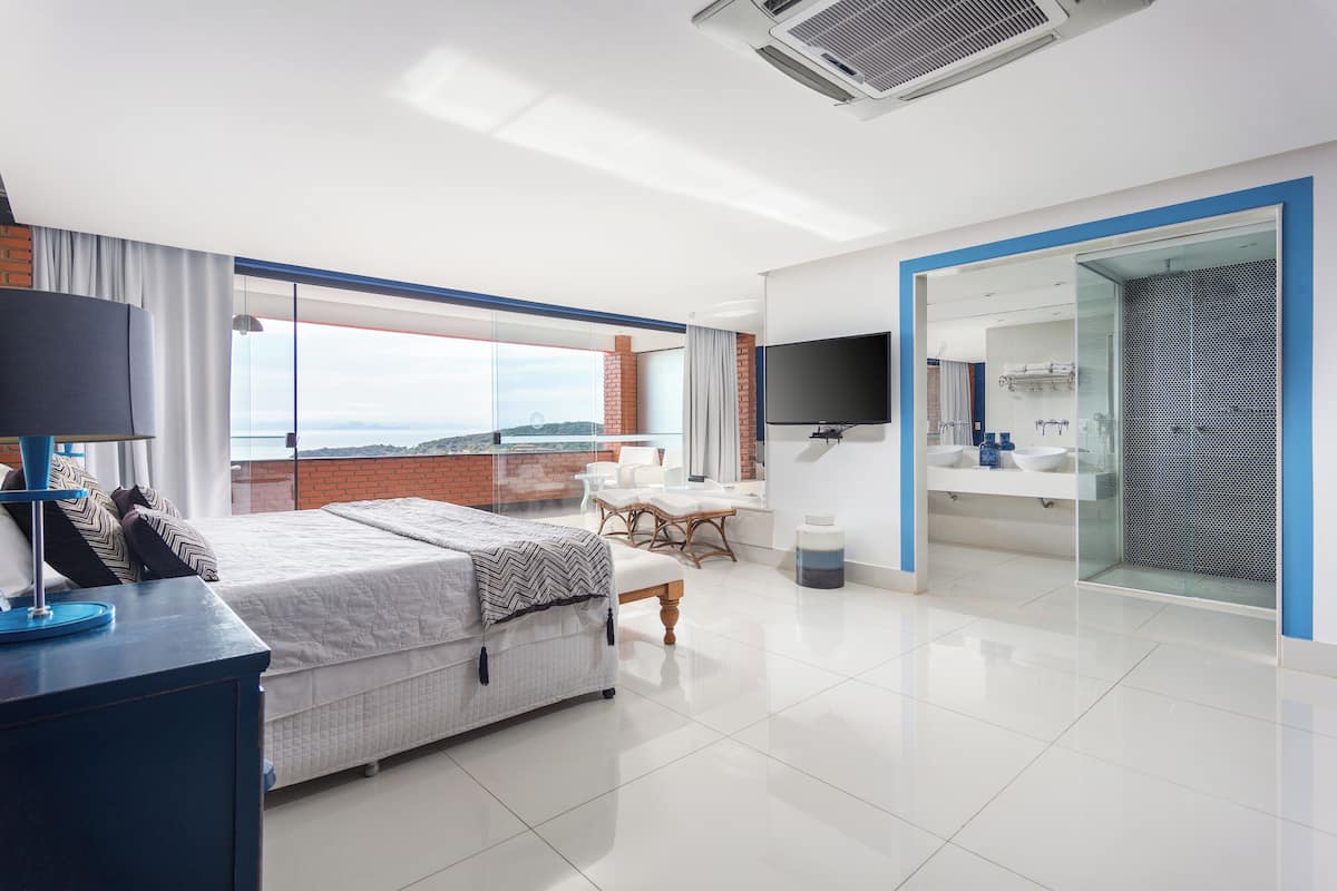 Suíte Deluxe Vista Mar (Personnalité) | Minibar, safe på rommet, blendingsgardiner og wi-fi (inkludert)
