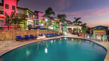 Fachada da propriedade à noite