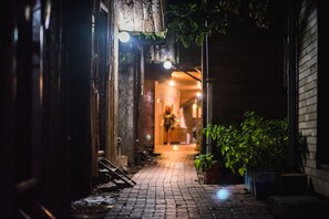 Facciata della struttura - sera/notte