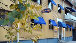 Un immeuble sur lequel on peut lire l’inscription « Park Hotel ».