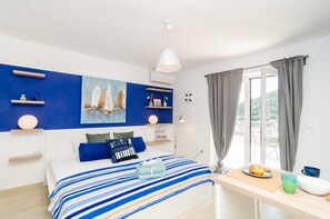 Suíte estúdio clássica, terraço, vista parcial para o mar | Camas com colchões pillow-top, quartos à prova de som