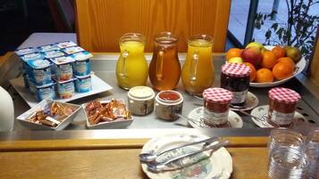 Un bufé de desayuno con diversas opciones de comida y bebidas.