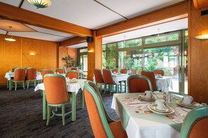 Daily buffet breakfast for a fee