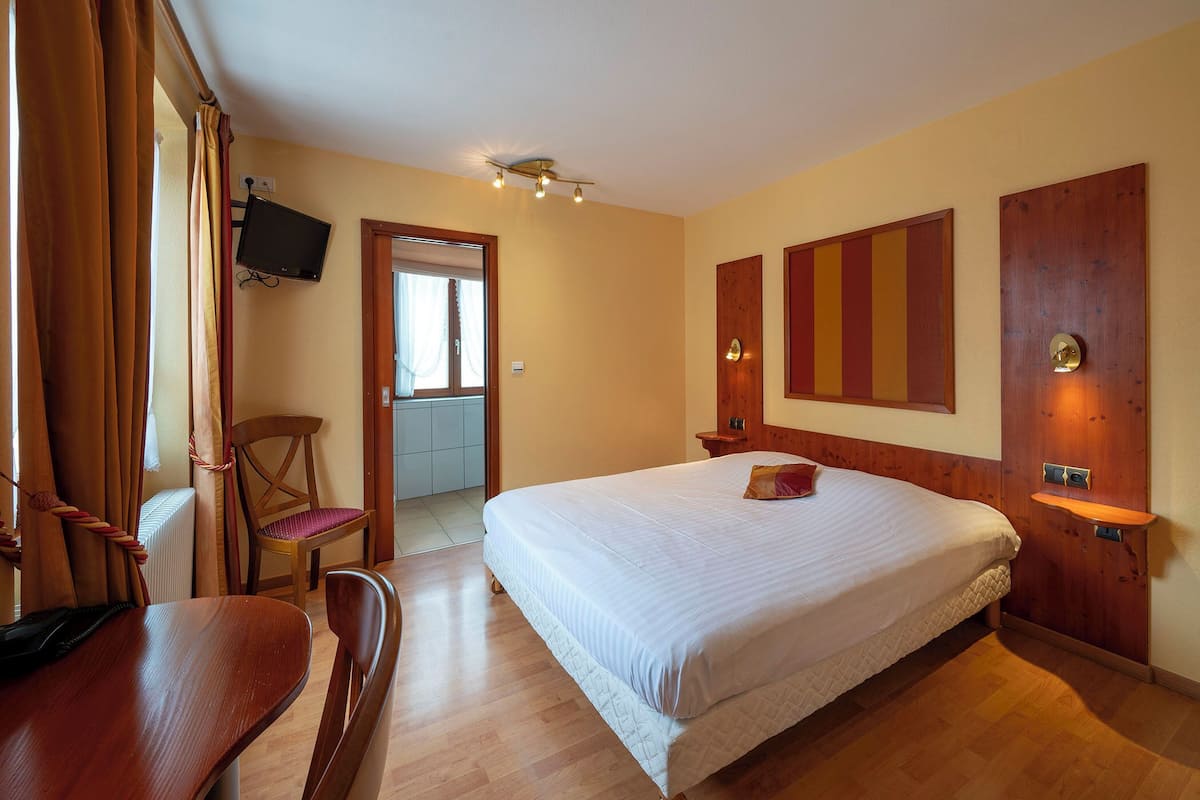 In-room safe, individually decorated, individually furnished, desk