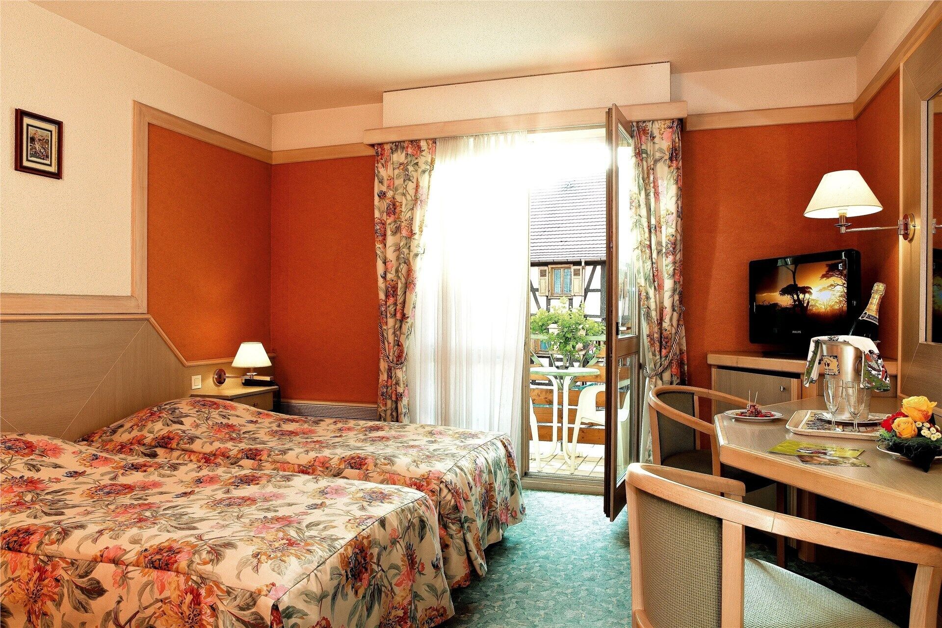 客房内保险箱、特色装修、特色家居、办公桌