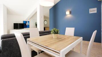 Premium Apartment, 1 Bedroom, Sea View | Dihias secara berasingan, meja, ruang kerja komputer riba