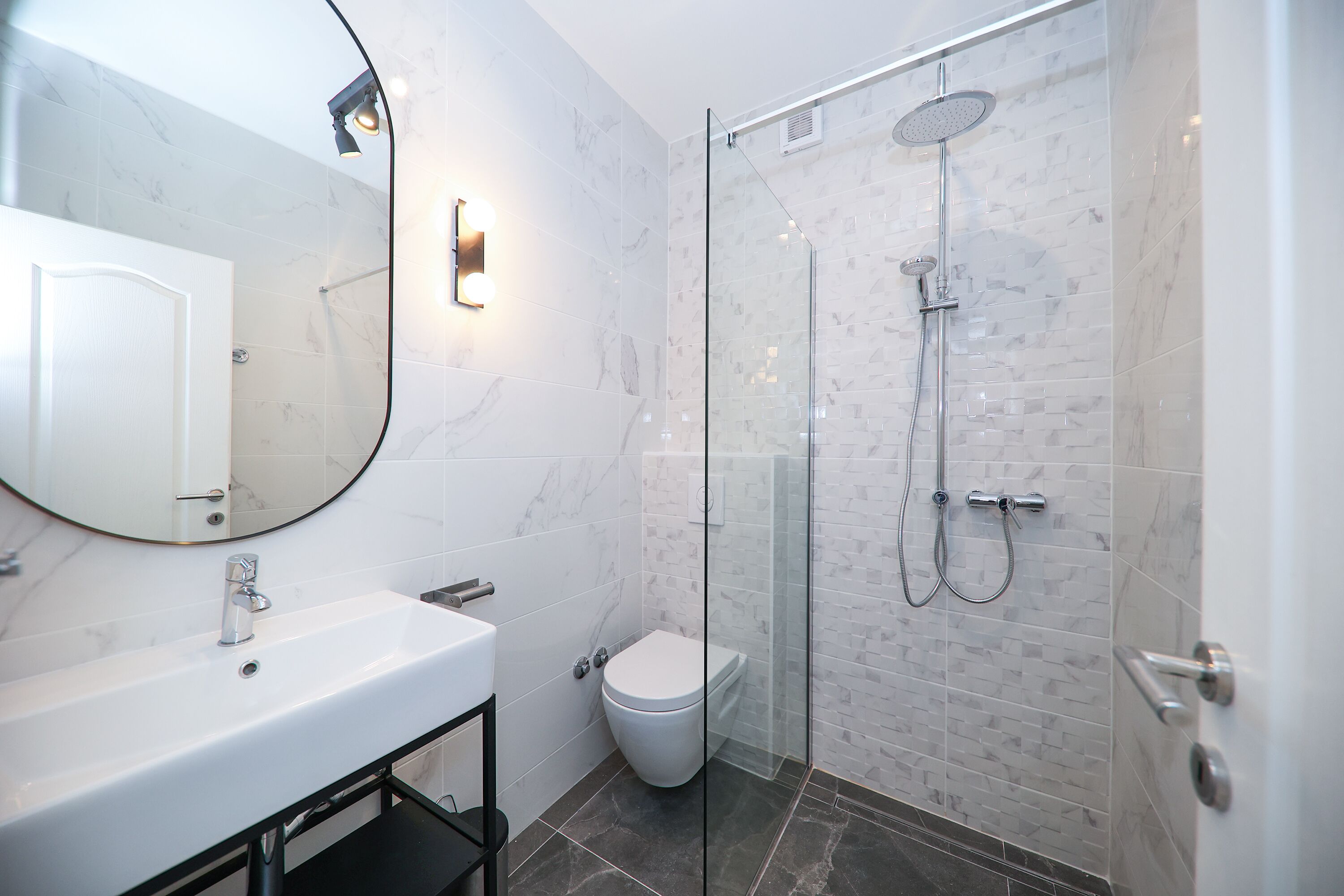 One Bedroom Apartment for 3 people | バスルーム | シャワー、バスアメニティ (無料)、タオル