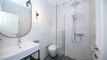 One Bedroom Apartment for 3 people | Bathroom | Shower, free toiletries, towels