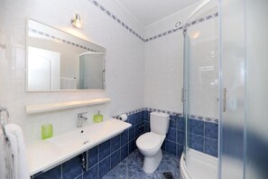Douche, articles de toilette gratuits, serviettes fournies