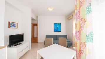 One Bedroom Apartment for 4 people | Individually decorated, desk, laptop workspace, blackout drapes