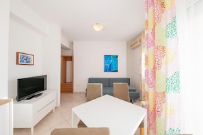Individually decorated, desk, laptop workspace, blackout curtains - Villa Sonja (Zadar)