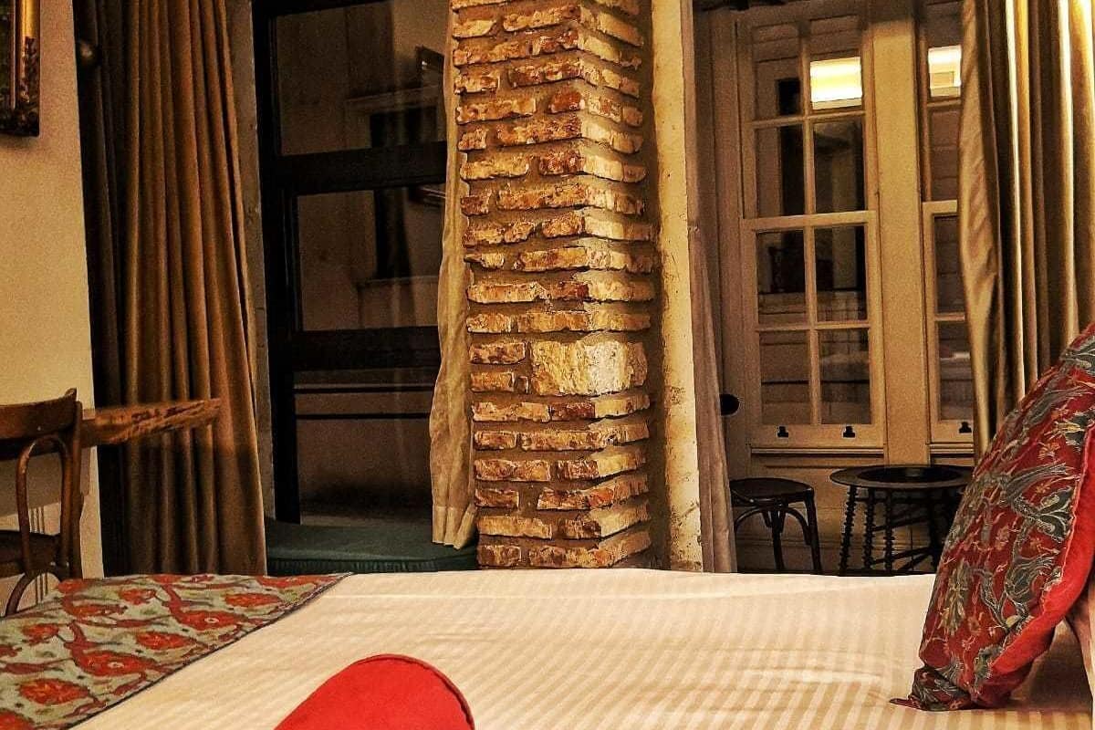 Hypo-allergenic bedding, minibar, in-room safe, desk