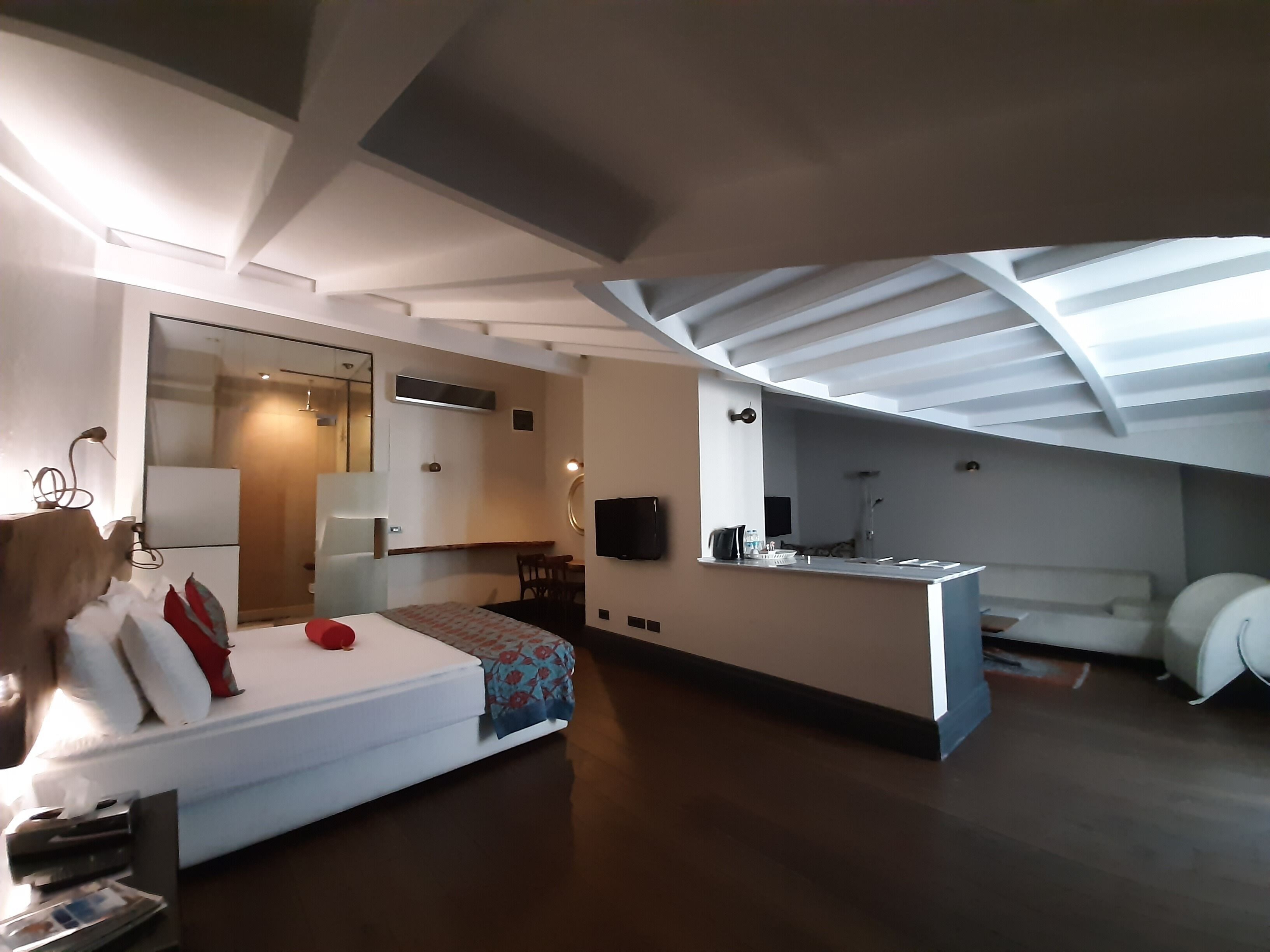 Hypo-allergenic bedding, minibar, in-room safe, desk