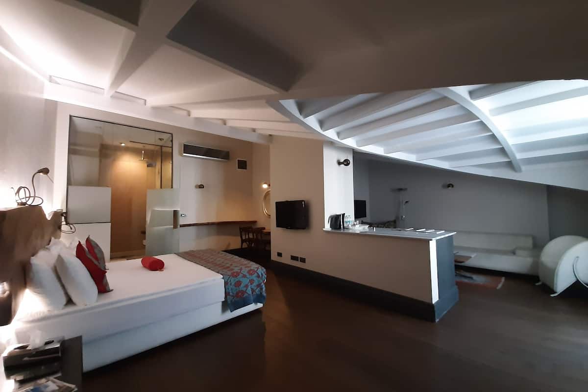 Hypo-allergenic bedding, minibar, in-room safe, desk