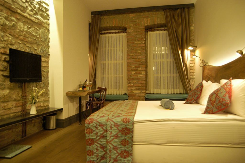 Hypo-allergenic bedding, minibar, in-room safe, desk