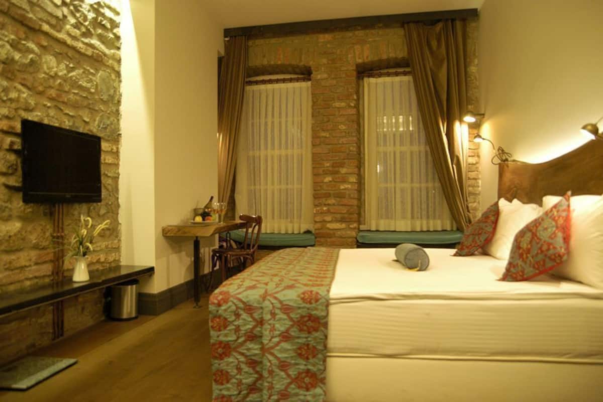 Hypo-allergenic bedding, minibar, in-room safe, desk