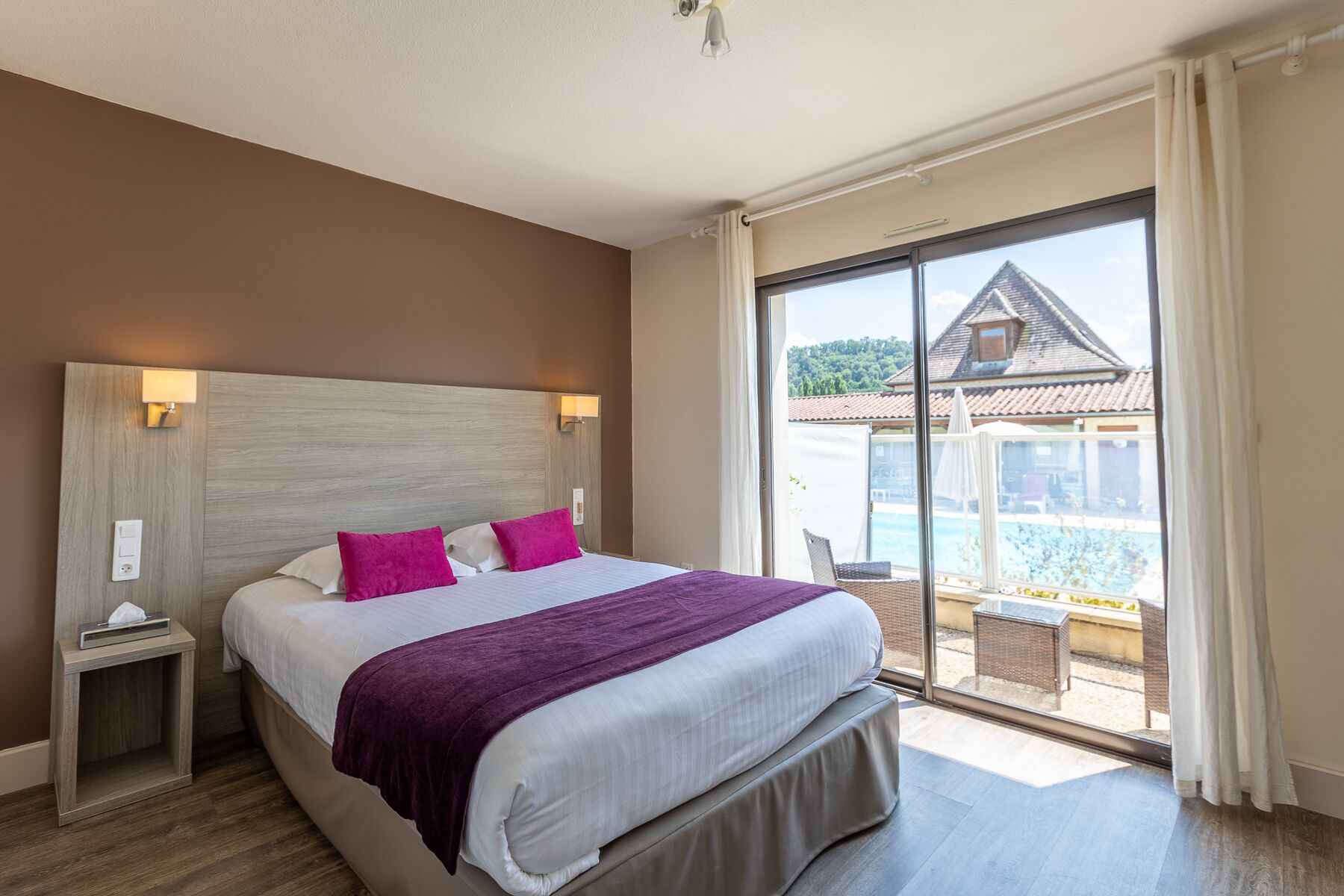 chambre double avec terrasse vue piscine | 1 bedroom, in-room safe, desk, free wifi