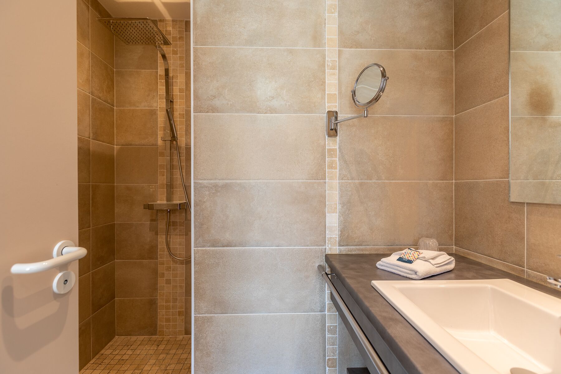 chambre double avec terrasse vue piscine | bathroom | shower, rainfall showerhead, free toiletries, hair dryer