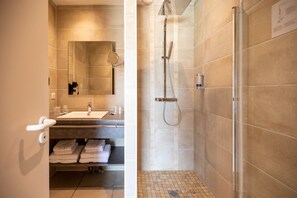 Chambre familiale avec terrasse  vue piscine | Baño | Regadera, regadera tipo lluvia, amenidades de baño gratuitas 