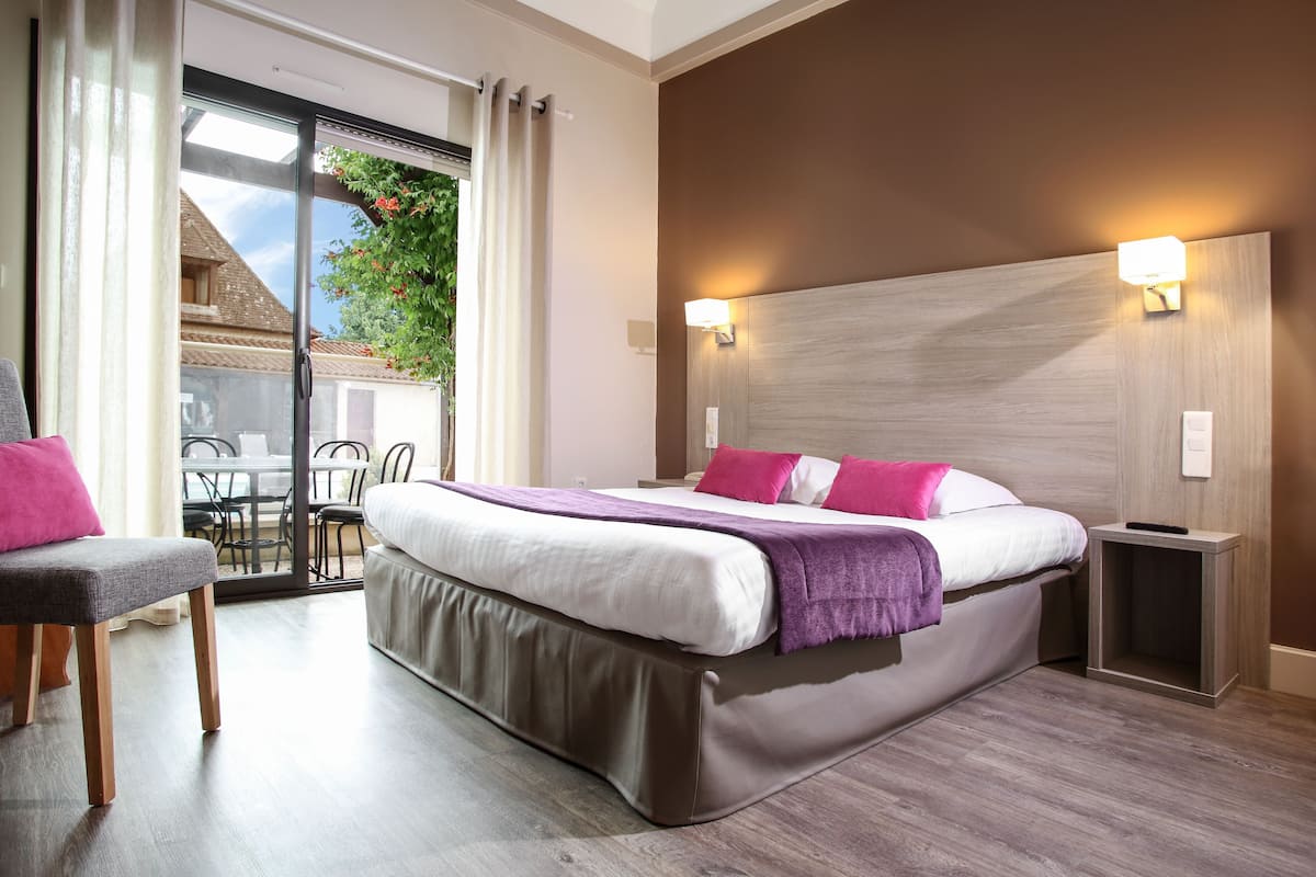 chambre double avec terrasse vue piscine | 1 bedroom, in-room safe, desk, free wifi