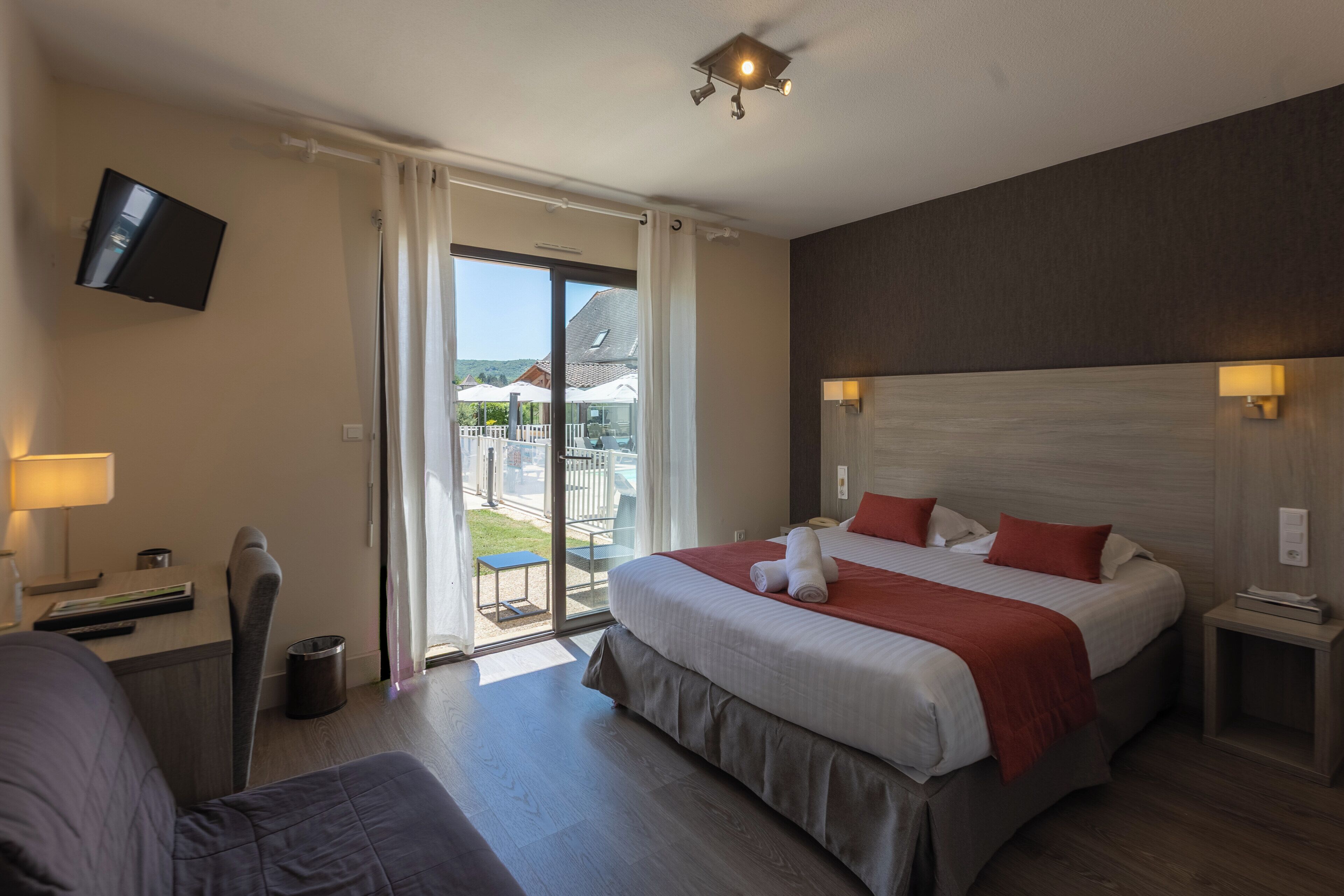 Chambre double avec terrasse vue piscine | Coffres-forts dans les chambres, bureau, Wi-Fi gratuit, draps fournis