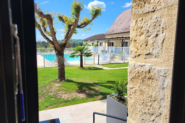 Chambre double standard avec terrasse | In-room safe, desk, free WiFi, bed sheets