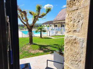 Chambre double standard avec terrasse | In-room safe, desk, free WiFi, bed sheets