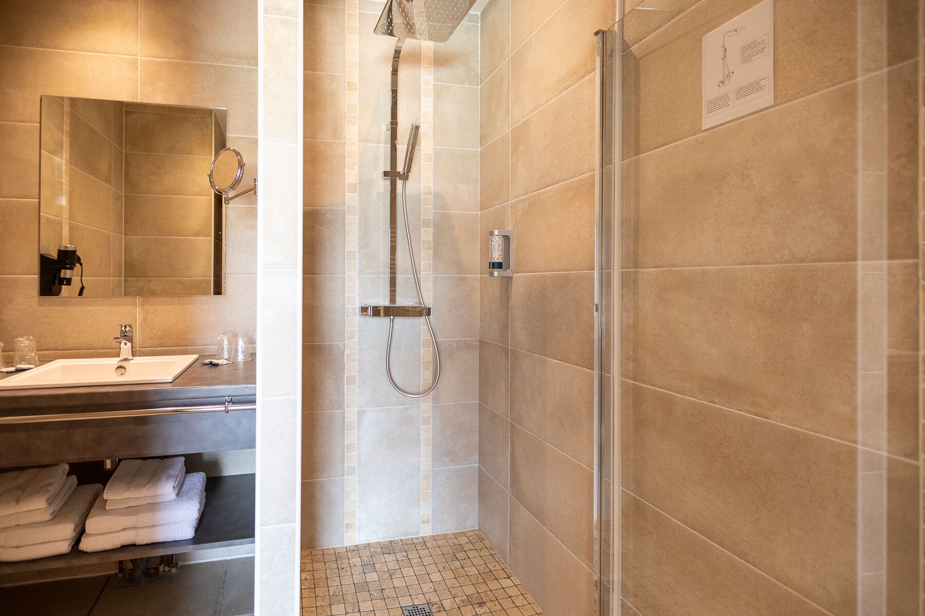 chambre double avec terrasse vue piscine | bathroom | shower, rainfall showerhead, free toiletries, hair dryer