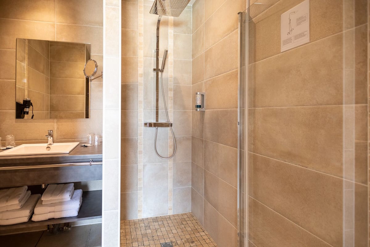chambre double avec terrasse vue piscine | bathroom | shower, rainfall showerhead, free toiletries, hair dryer