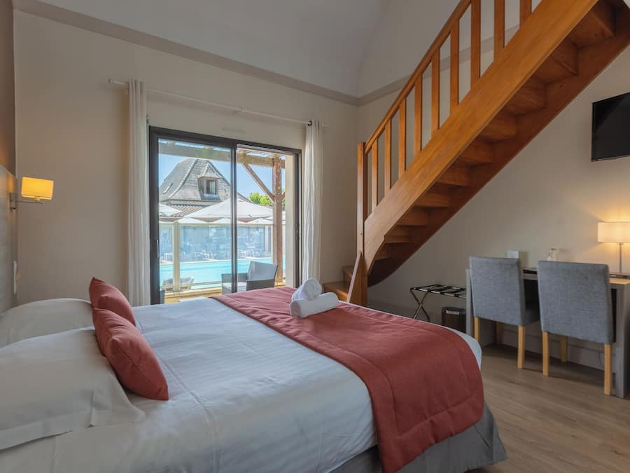 Chambre familiale avec terrasse vue piscine | Zimmersafe, Schreibtisch, kostenloses WLAN, Bettwäsche