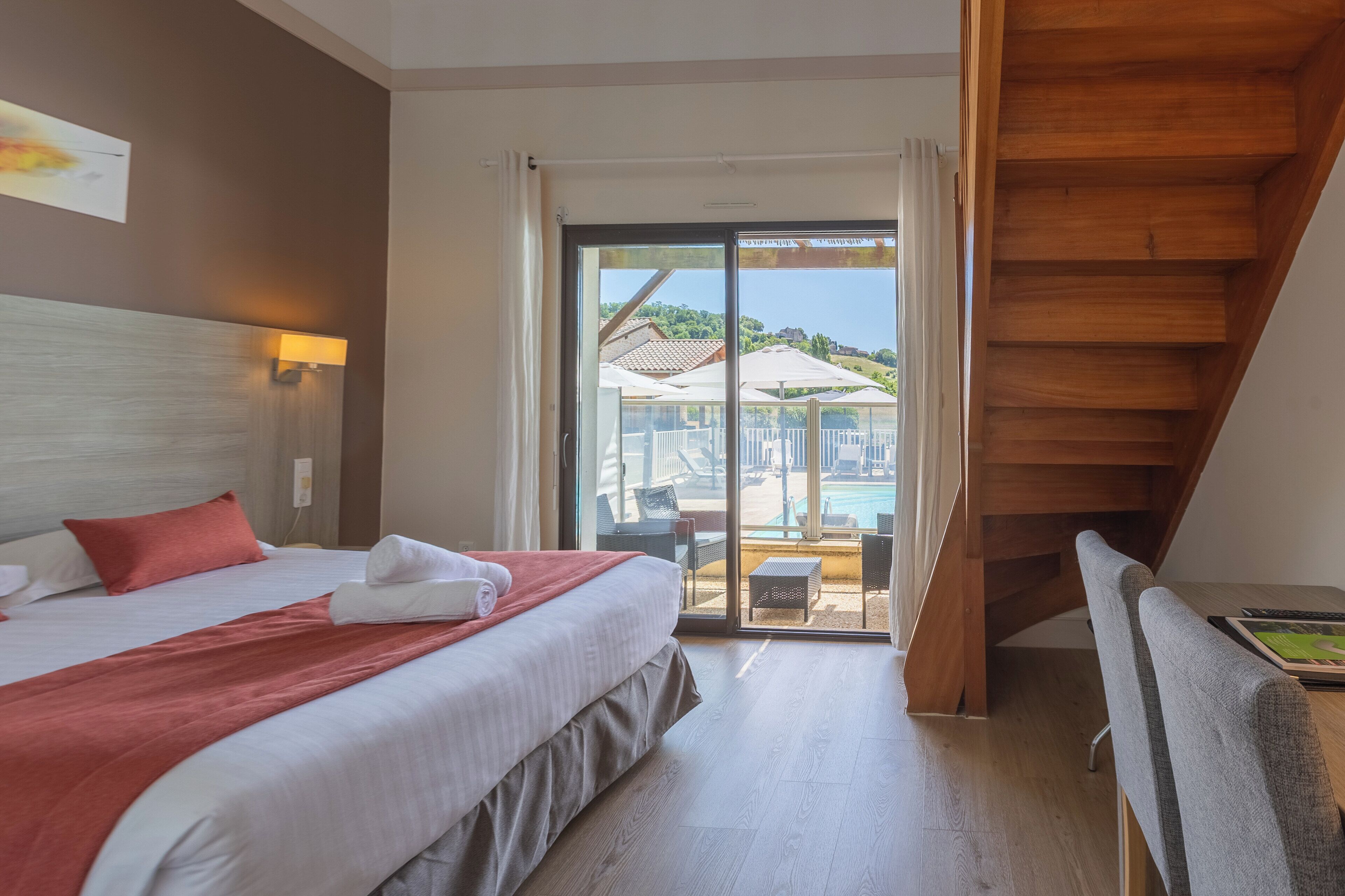 Chambre familiale avec terrasse  vue piscine | Zimmersafe, Schreibtisch, kostenloses WLAN, Bettwäsche