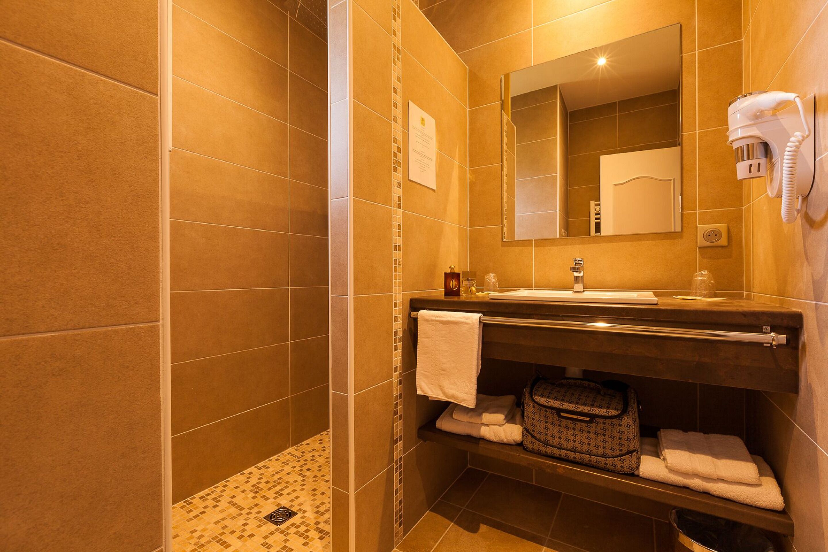 shower, rainfall showerhead, free toiletries, hair dryer