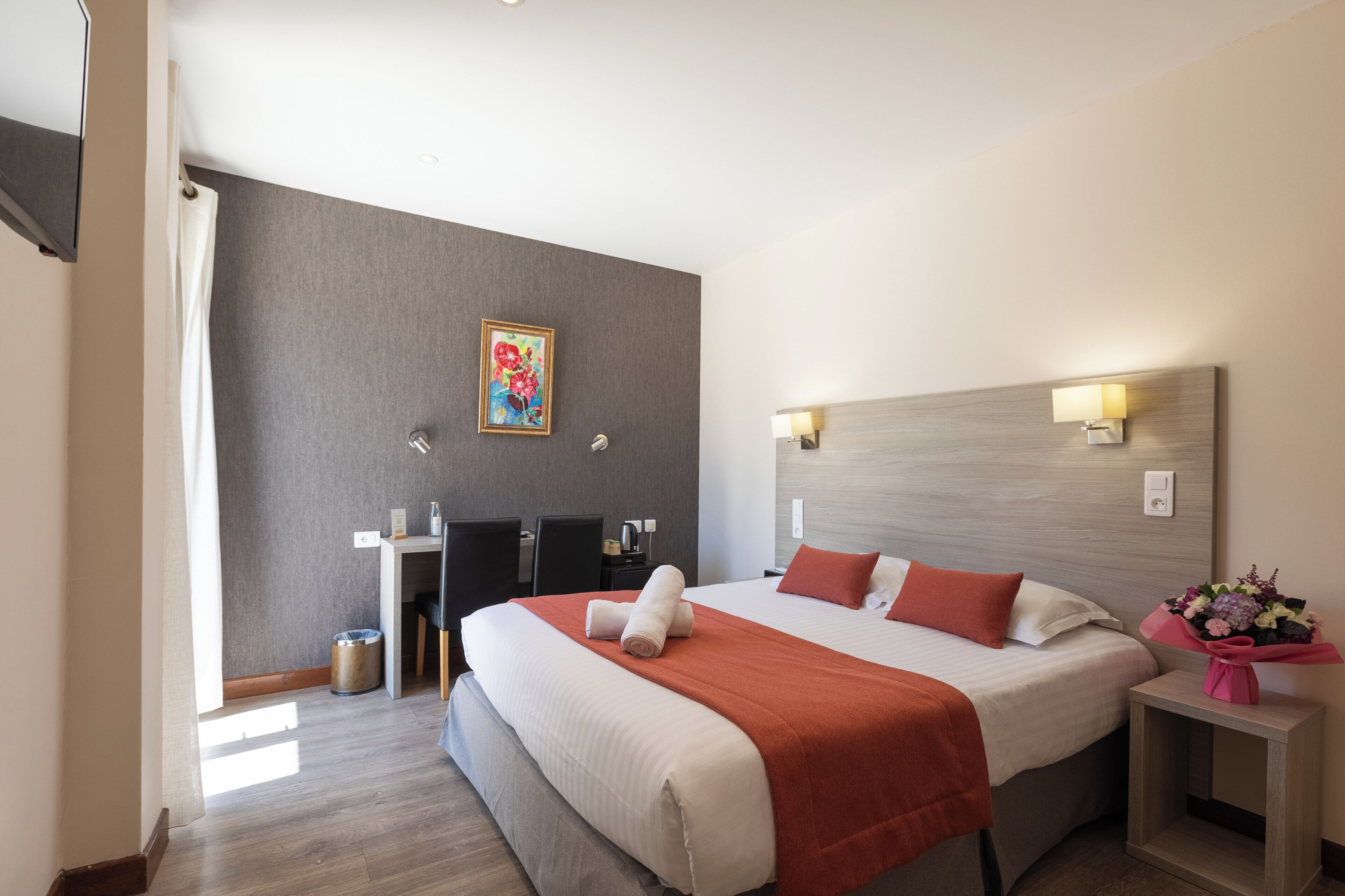 Chambre double avec terrasse | Coffres-forts dans les chambres, bureau, Wi-Fi gratuit, draps fournis