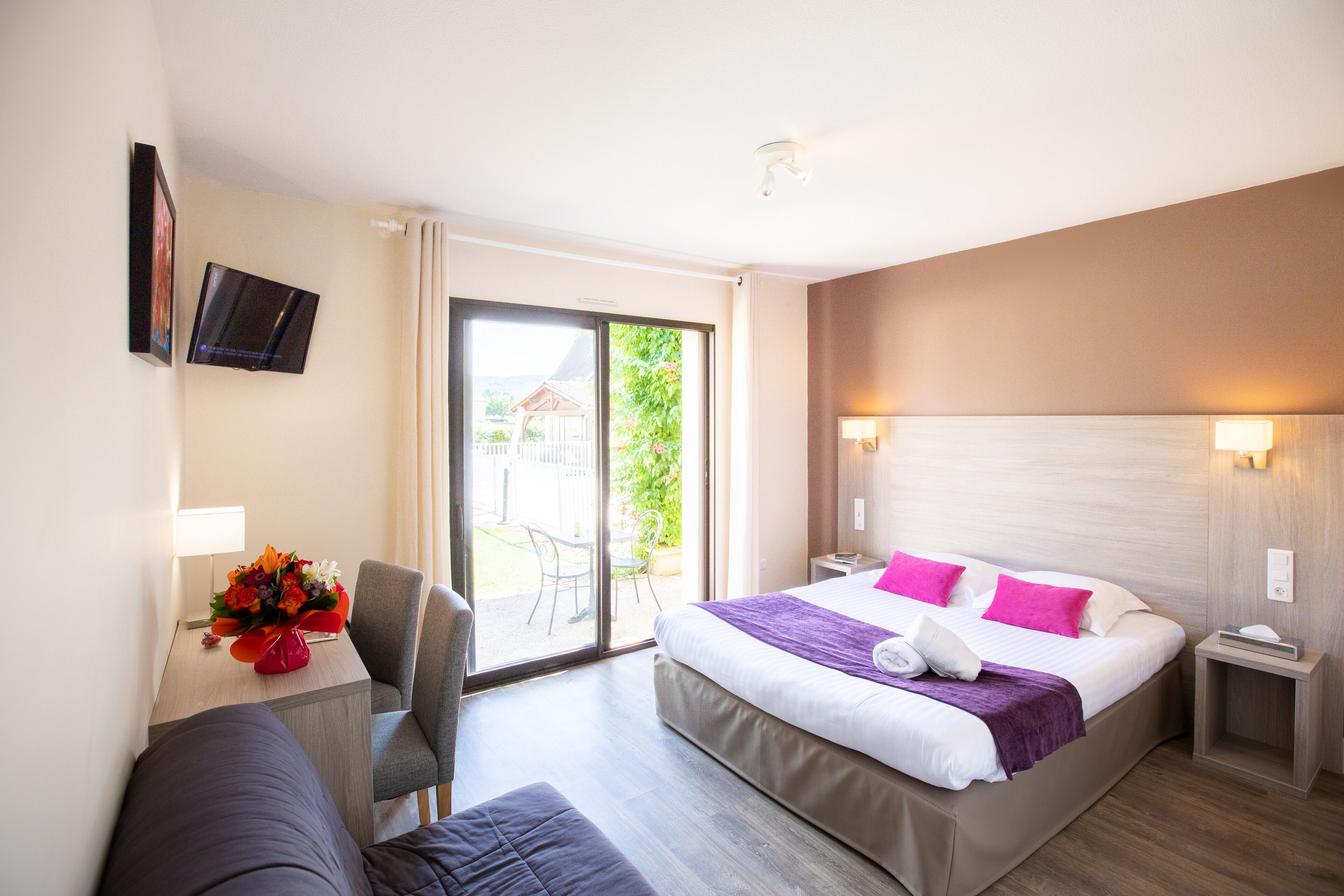 chambre double avec terrasse vue piscine | 1 bedroom, in-room safe, desk, free wifi