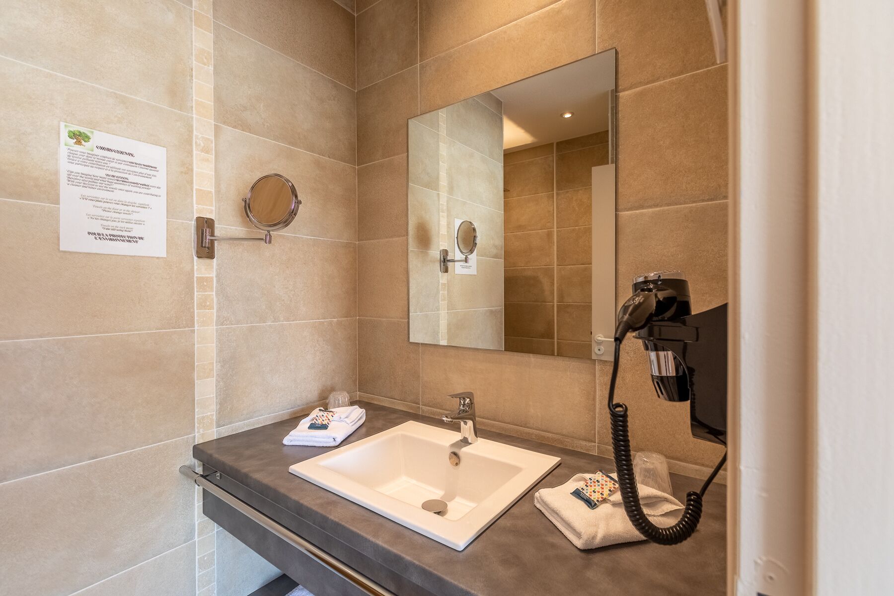 chambre double standard avec terrasse | bathroom | shower, rainfall showerhead, free toiletries, hair dryer