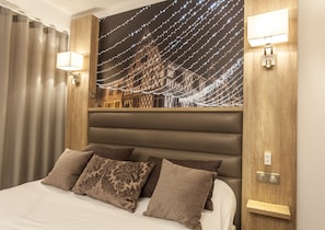 Comfort tweepersoonskamer | Een kluis op de kamer, een bureau, verduisterende gordijnen