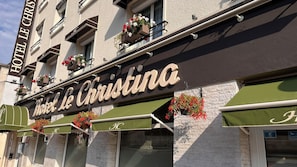 Voorkant accommodatie - avond/nacht