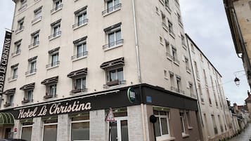 Un edificio de varios pisos con balcones, un letrero que dice Hotel Le Christina y el logotipo de Loris Hotels.