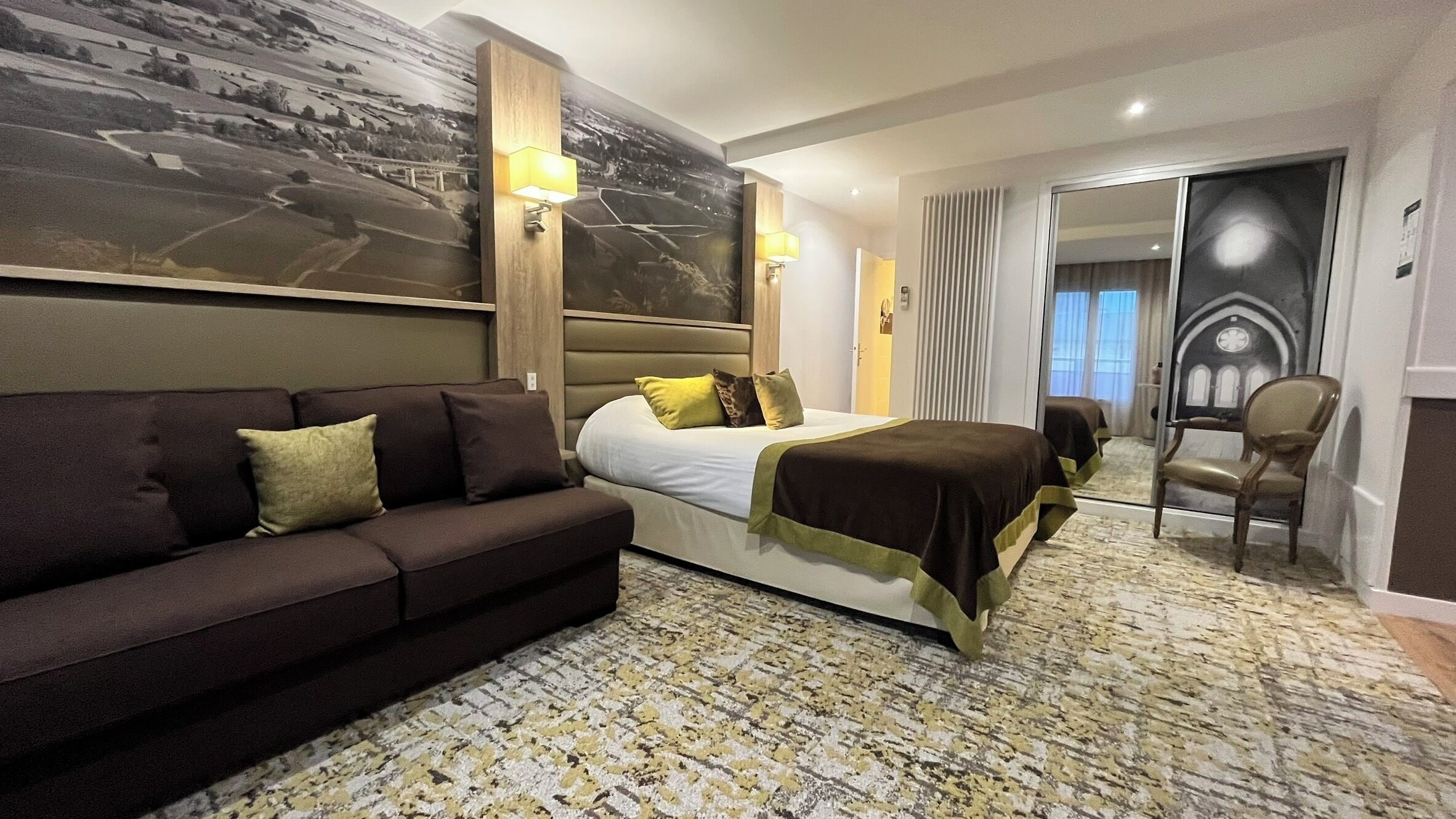 Een kluis op de kamer, een bureau, verduisterende gordijnen