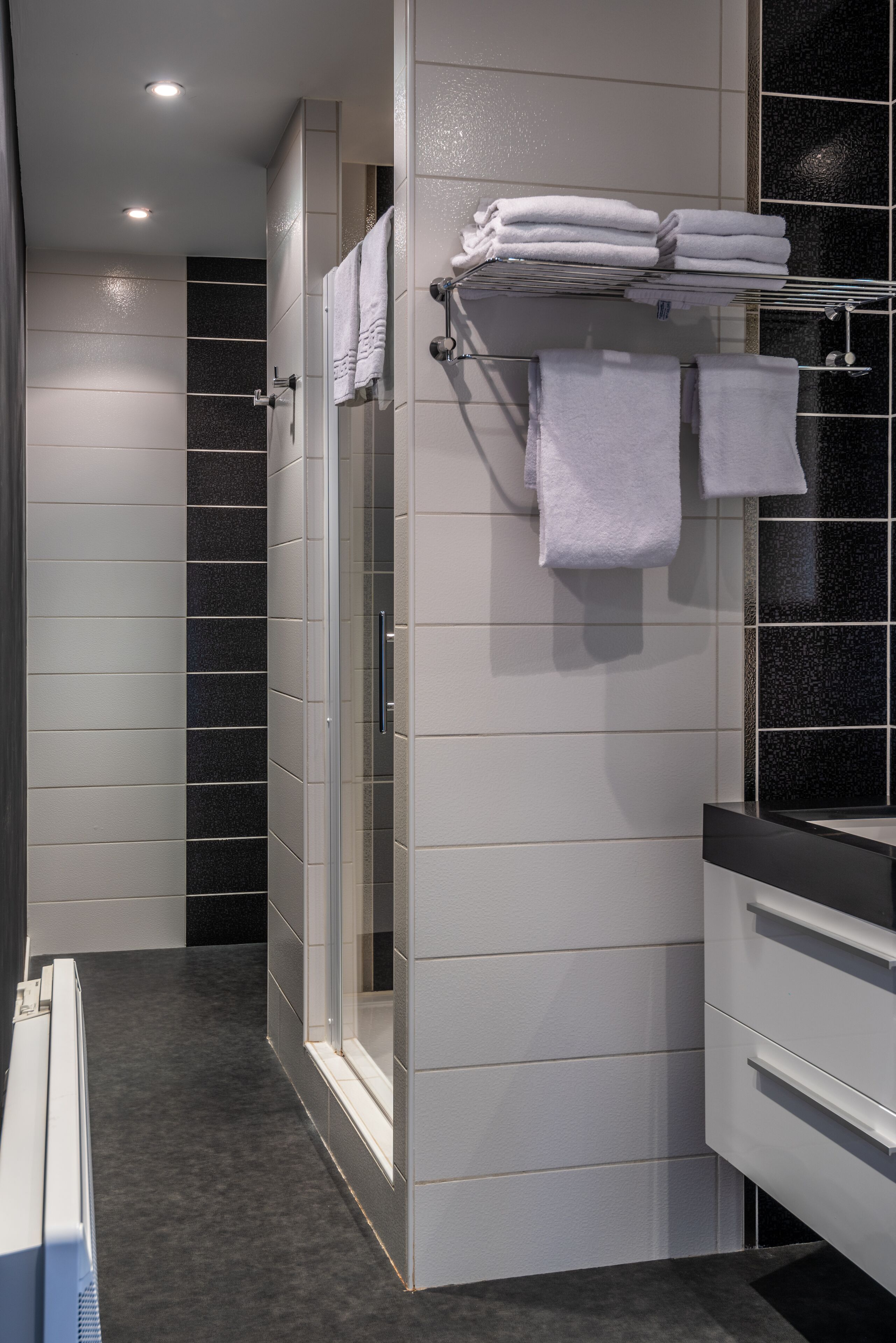 Deluxe Double Room | Bathroom | Shower, free toiletries, towels