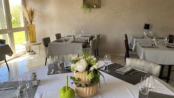 Ze serveren er lunch en diner