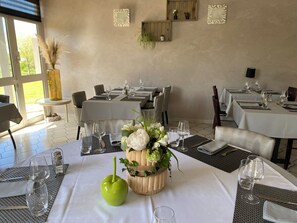 Se sirven almuerzos y cenas, restaurante con mesas al aire libre 
