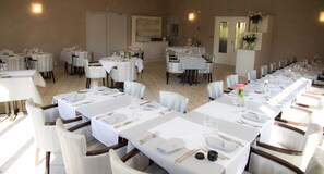 Lunch, dinner served; Regional cuisine, al fresco dining 