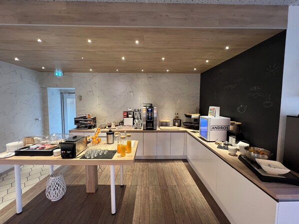 Daily buffet breakfast (EUR 12 per person) - Hôtel Orchidées (Verdun)