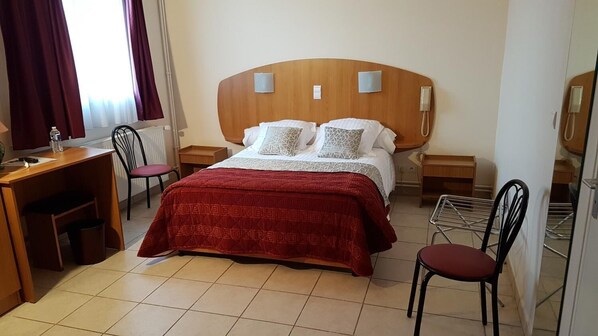 In-room safe, desk, free WiFi