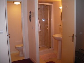 Shower, free toiletries, towels - Le Sofhotel (Forges-les-Eaux)
