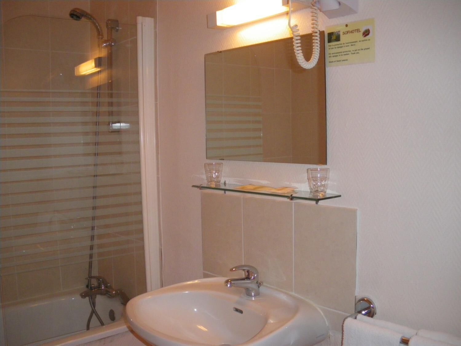 Een douche, gratis toiletartikelen, handdoeken