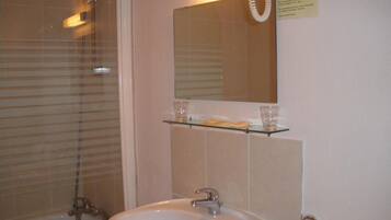 Een douche, gratis toiletartikelen, handdoeken